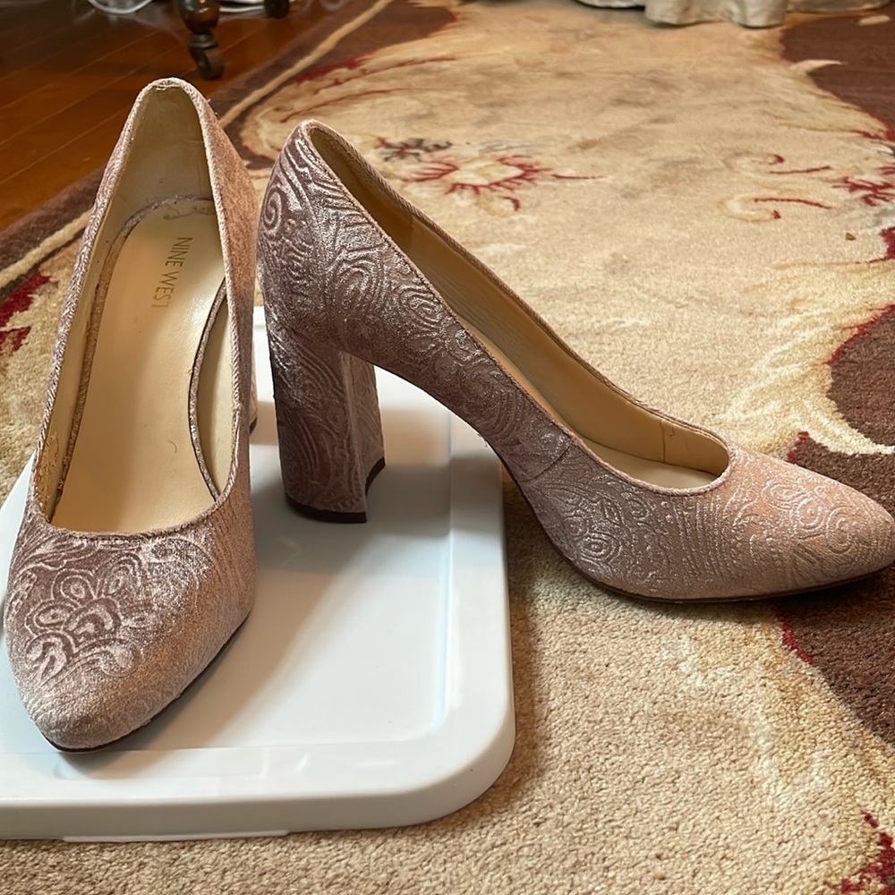 Nine West pink crushed velvet pumps